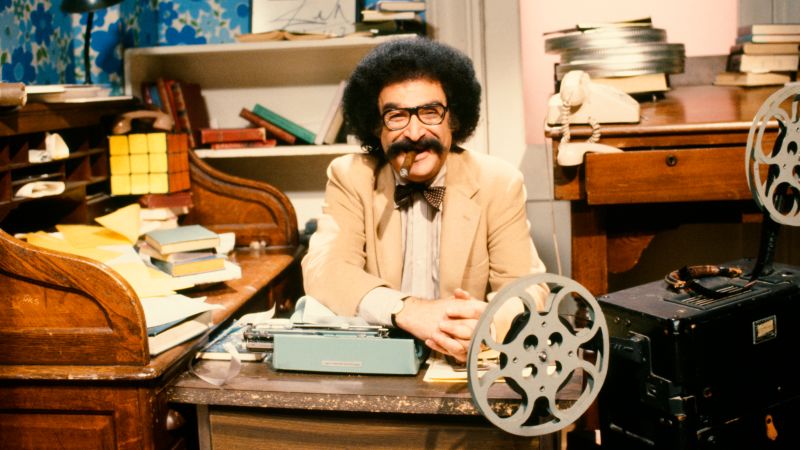 Gene Shalit, crítico de cinema de longa data do programa 'Today', com cabelo espesso e bigode enorme, morre aos 100 anos