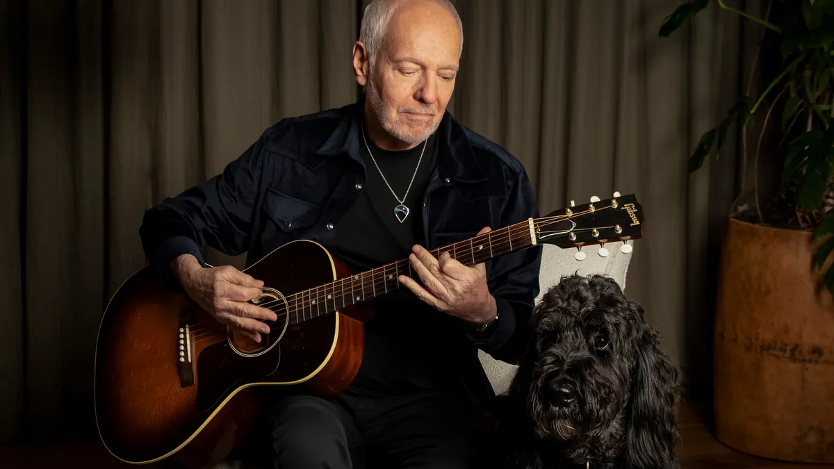 A doença de Peter Frampton mudou seu jeito de tocar guitarra, mas não sua motivação