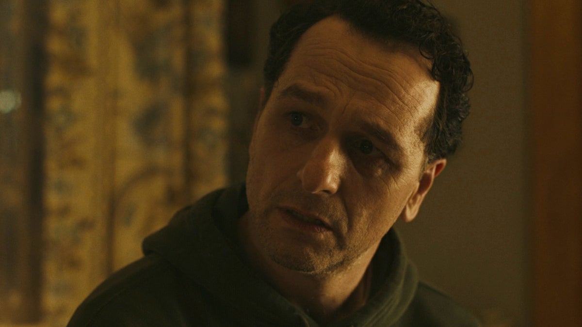 A estrela de 'Widow's Bay' Matthew Rhys revela o final da 1ª temporada