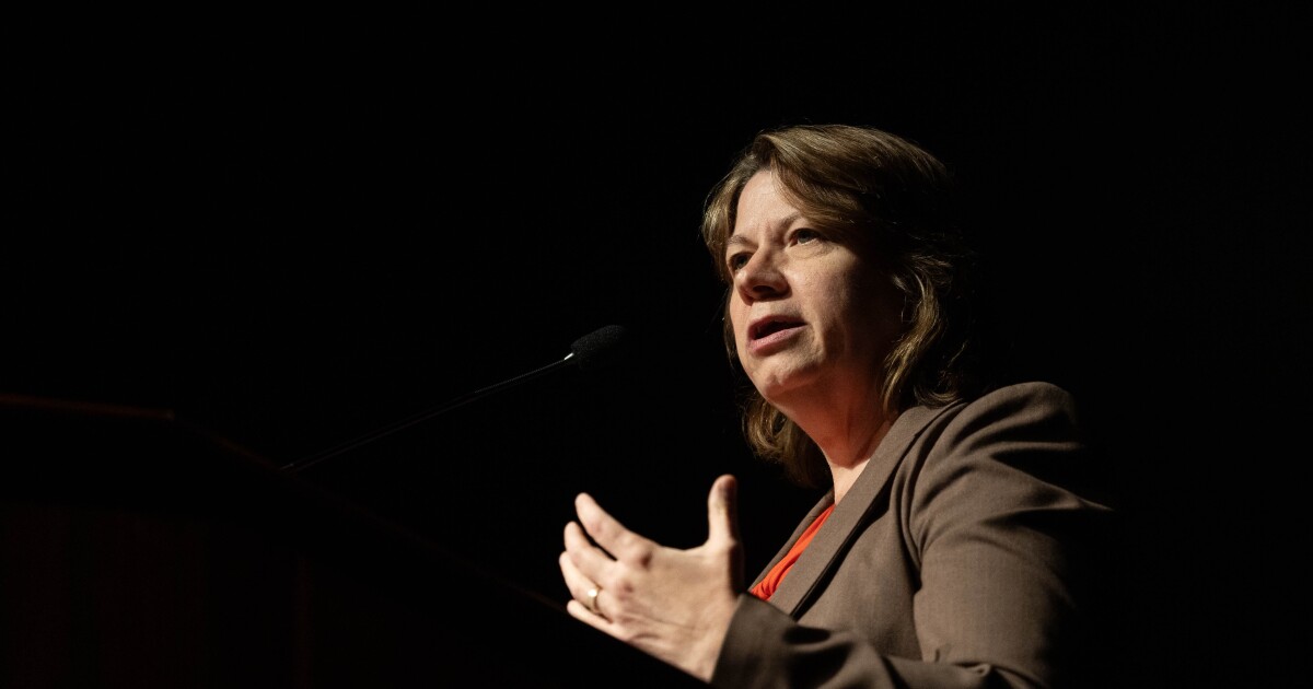 A liderança do UT Austin demite a gerente geral do KUT, Debbie Hiott