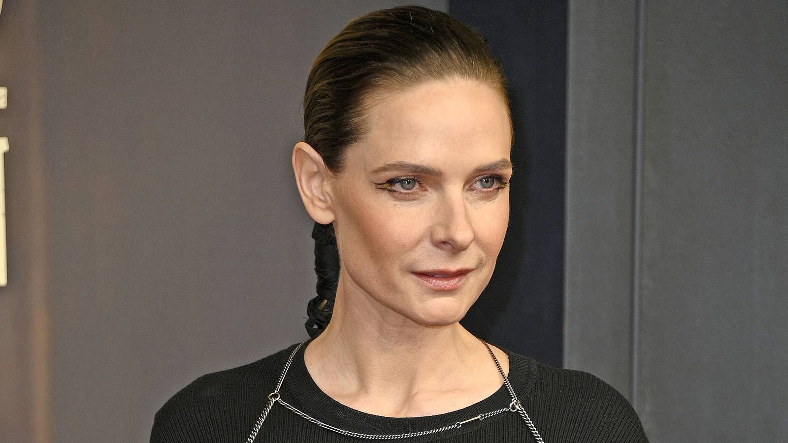 A obra-prima de ficção científica em três partes de Rebecca Ferguson é a farra de fim de semana perfeita
