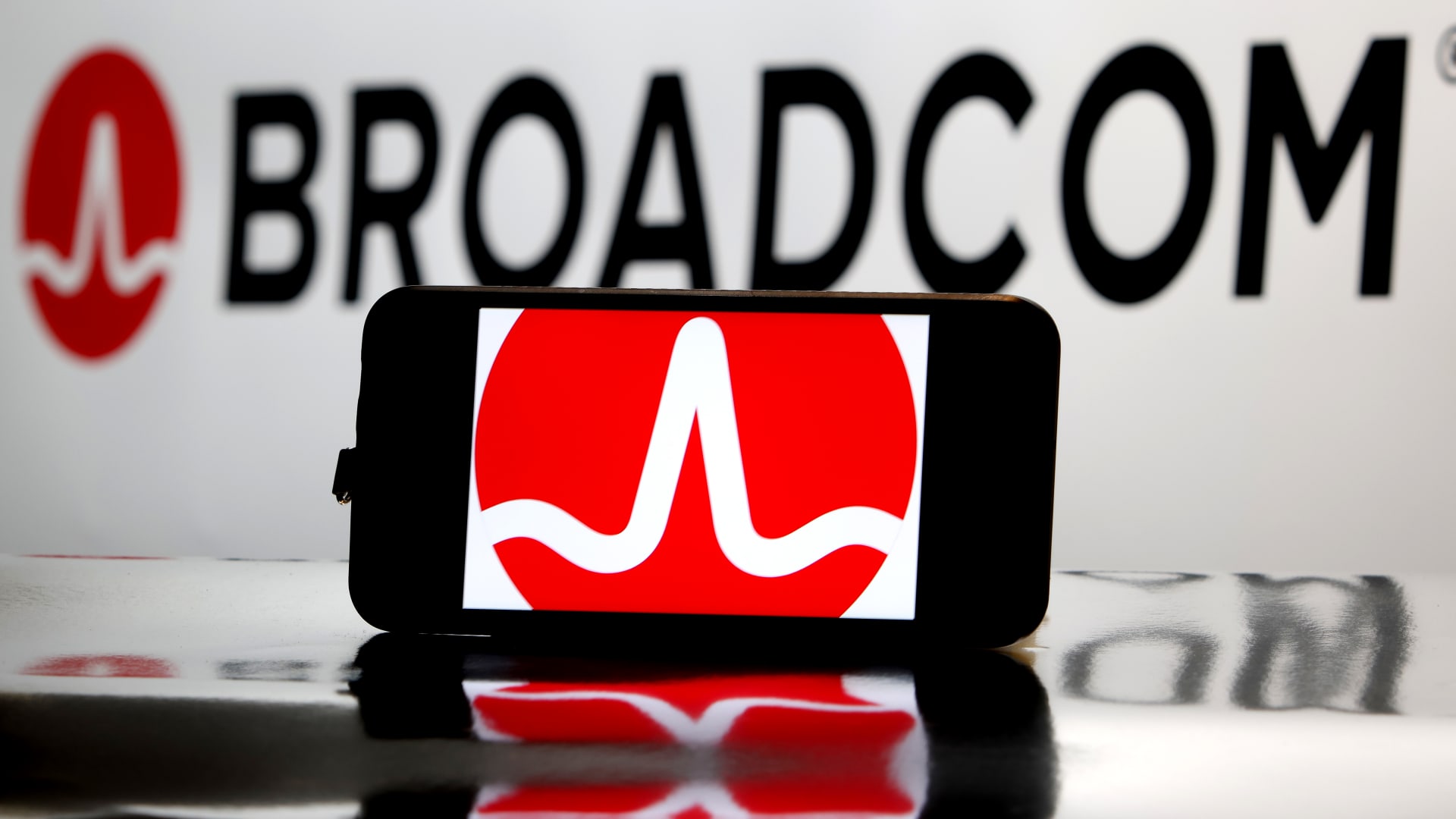 Ações que fazem os maiores movimentos no pré-mercado: AVGO, MU, WOOF, COIN