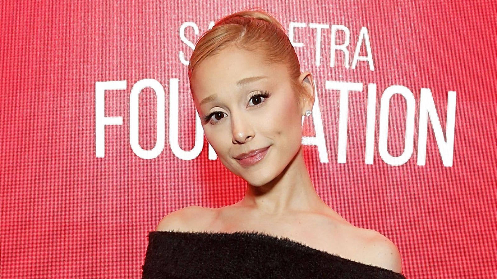 Ariana Grande surge na parada de álbuns da Billboard com três retornos