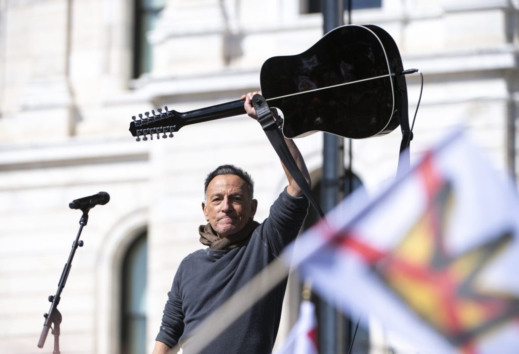Bruce Springsteen pede desculpas a Bono e canta com Patti Smith