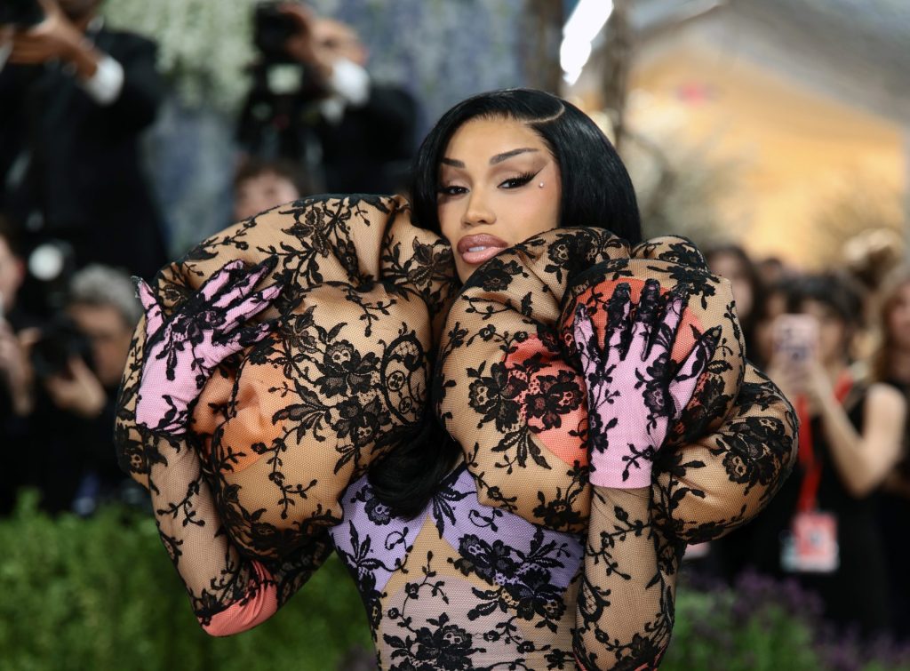 Cardi B responde a Latto chamando-a de nova música ‘Gimme Dat’