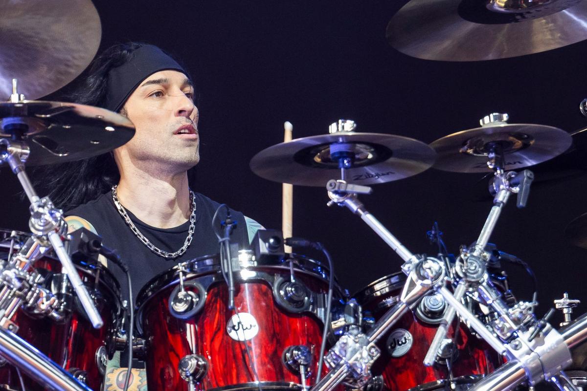 Christian 'CC' Coma sai da turnê europeia de 2026 do Black Veil Brides