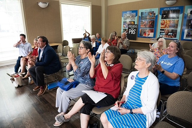 Comissão de TV do Arkansas vota para renovar sua afiliação à PBS, revertendo sua decisão de dezembro | The Arkansas Democrat-Gazette