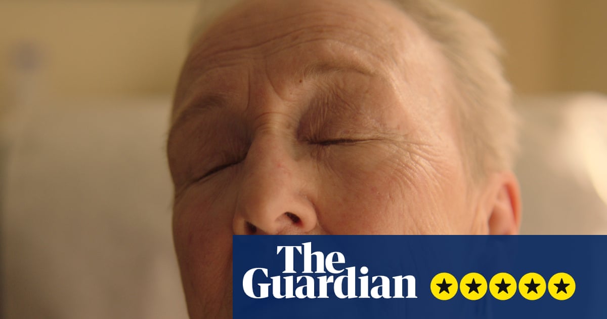 Crítica de Familiar Touch – Kathleen Chalfant é maravilhosa em um drama sutil e sensual de perda de memória | Filme