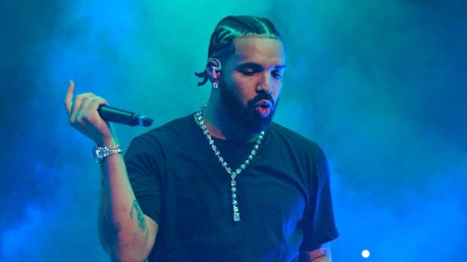 Drake se bloqueia do novo número 1 em várias paradas