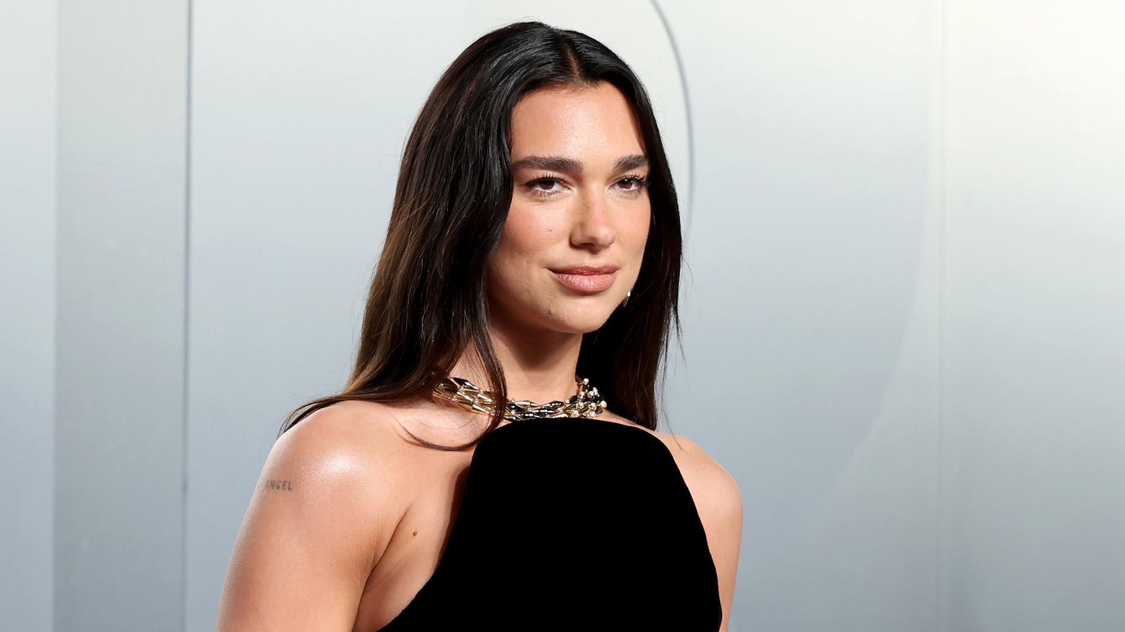 Dua Lipa atinge um novo ponto baixo na carreira em um gráfico