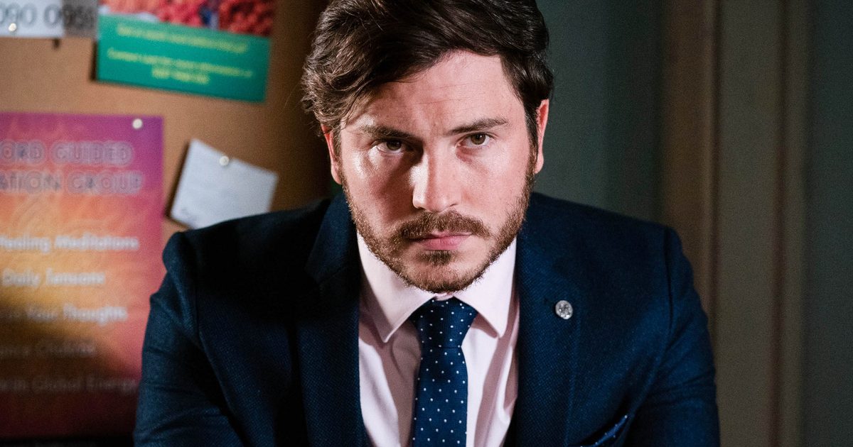 EastEnders transmite o suspense de Gray Atkins enquanto a guerra entre Chelsea e Ian se torna desagradável