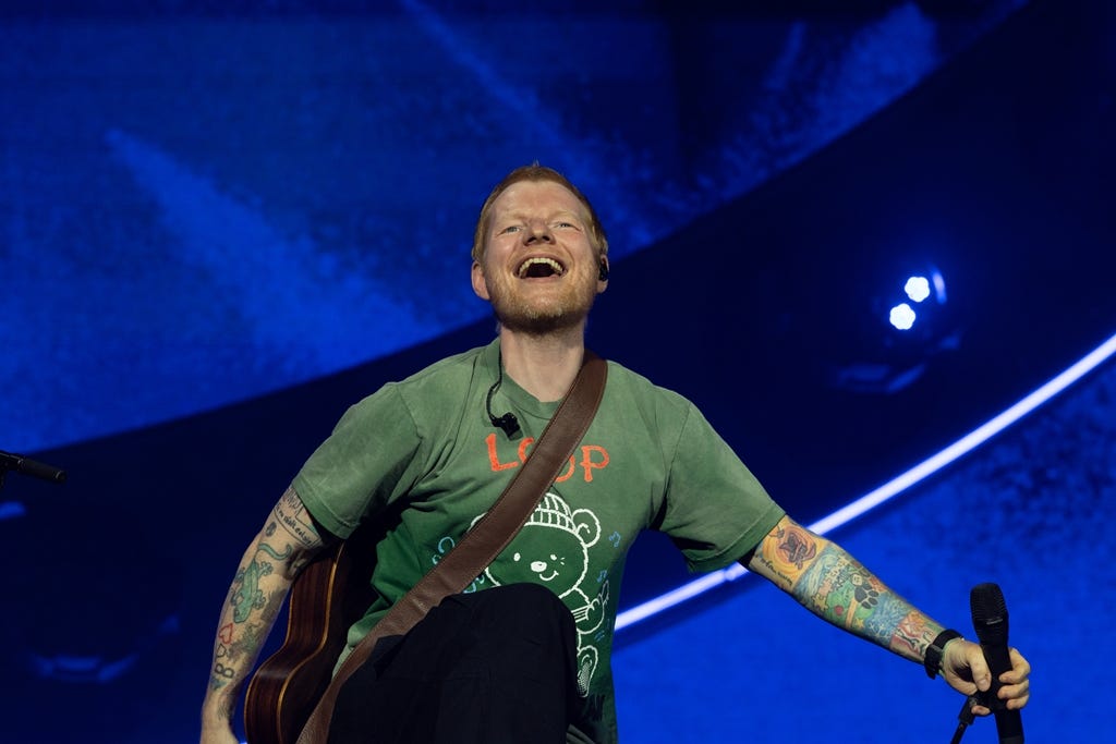 Ed Sheeran abre LOOP Tour, sugere intervalo para fazer 'a coisa de pai'