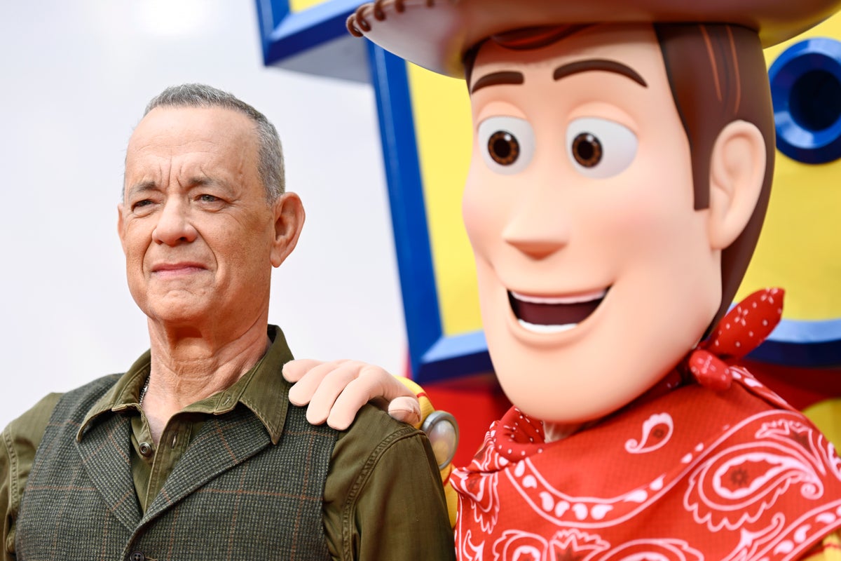 Estrelas de Toy Story 5 dizem que filme aborda o 'terror' do tempo de exibição infantil