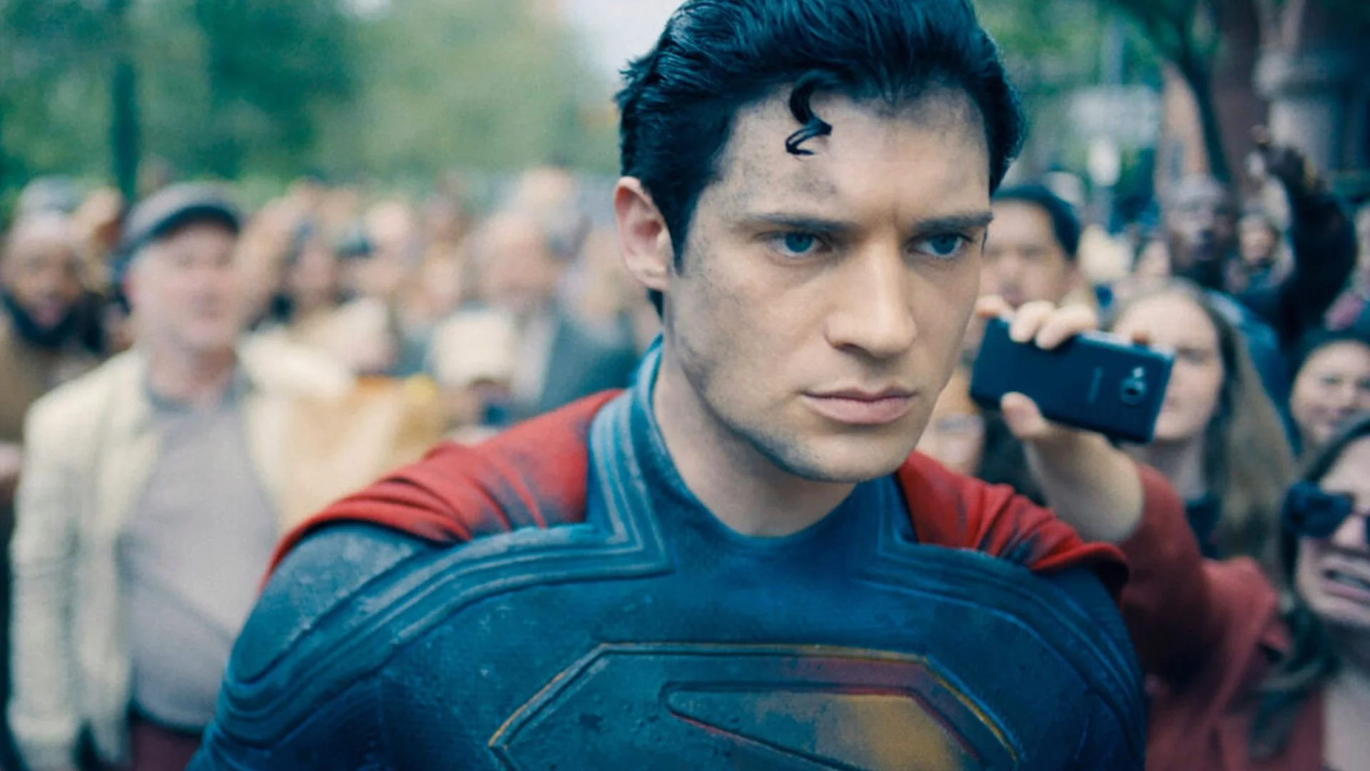 Fotos do set de MAN OF TOMORROW revelam um super-homem ferido e uma arma clássica de Lex Luthor retirada diretamente da DC Comics - GeekTyrant