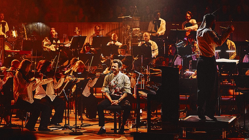Harry Styles surpreende com show de orquestra no London Meltdown Fest: crítica