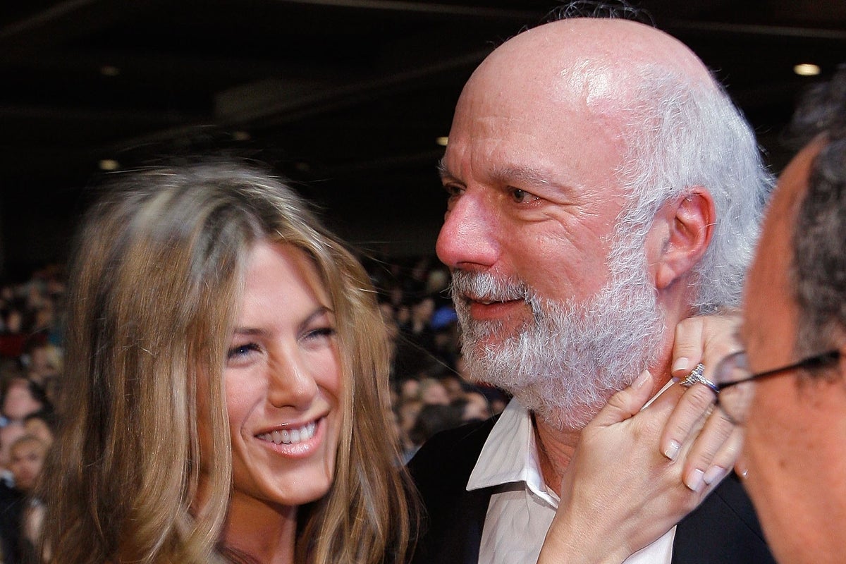 Jennifer Aniston presta homenagem emocionante à 'figura paterna' do diretor de Friends, James Burrows