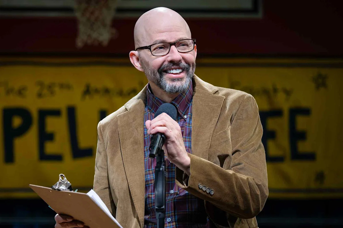 Jon Cryer compartilha a coisa mais difícil sobre a mudança de “Two and a Half Men” para “Spelling Bee” da Off-Broadway (exclusivo)