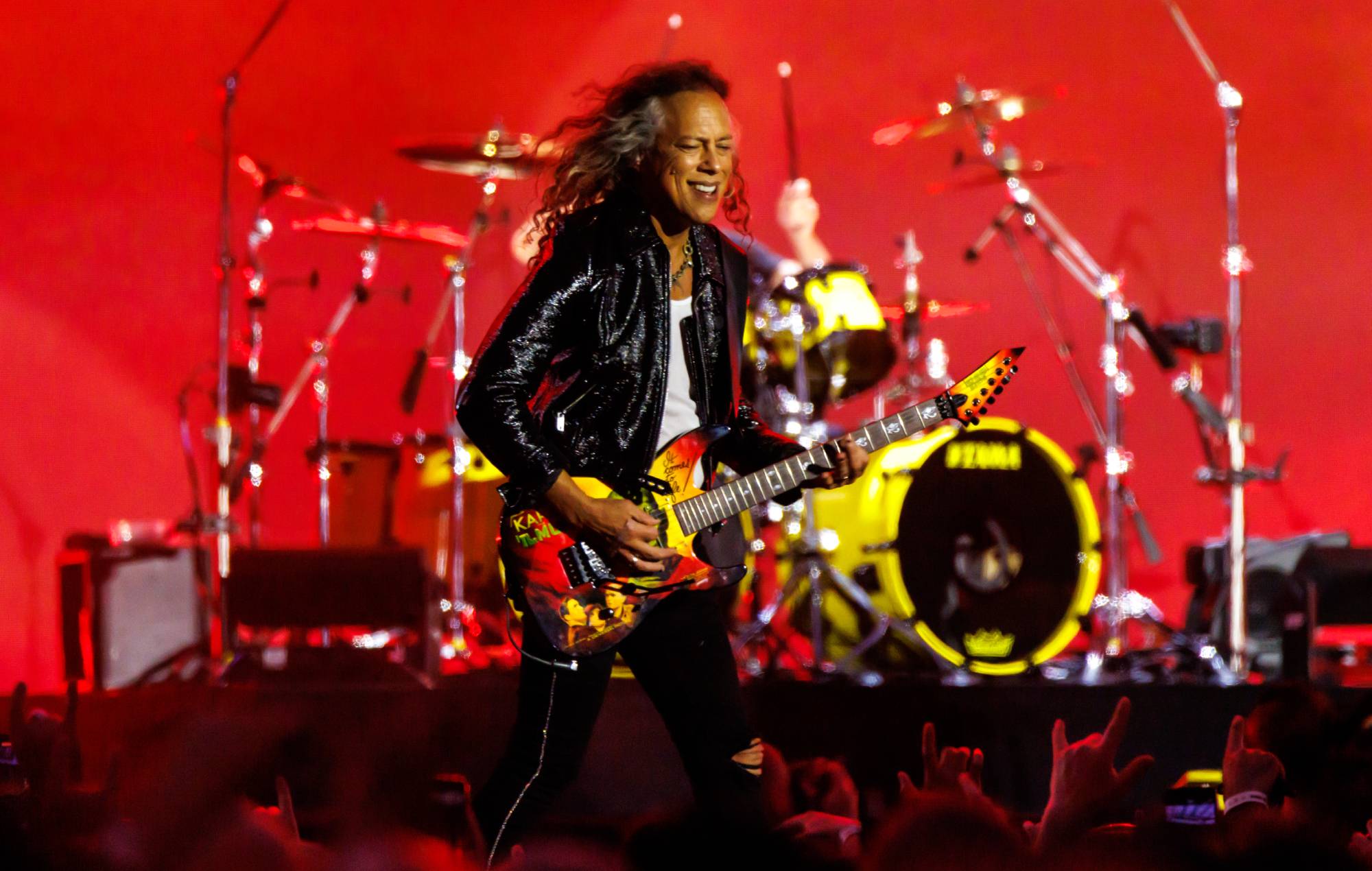 Kirk Hammett do Metallica cai do palco dias após reação da camiseta de Taylor Swift