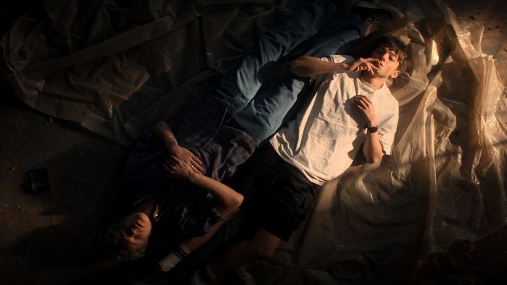 'Levítico' é estrelado por Joe Bird e Stacy Clausen em interpretar adolescentes gays em terapia de conversão de terror