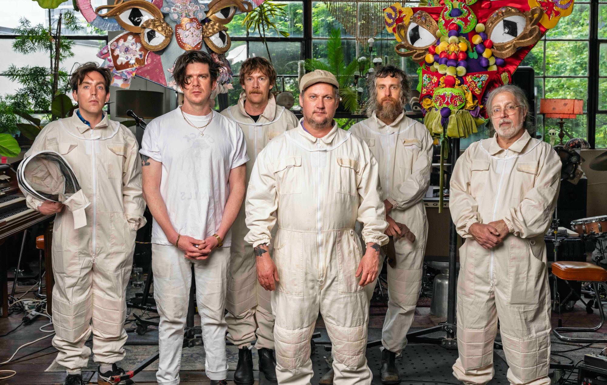 Modest Mouse sobre o novo álbum 'An Eraser and a Maze' e a morte “incrivelmente chocante” do baterista Jeremiah Green
