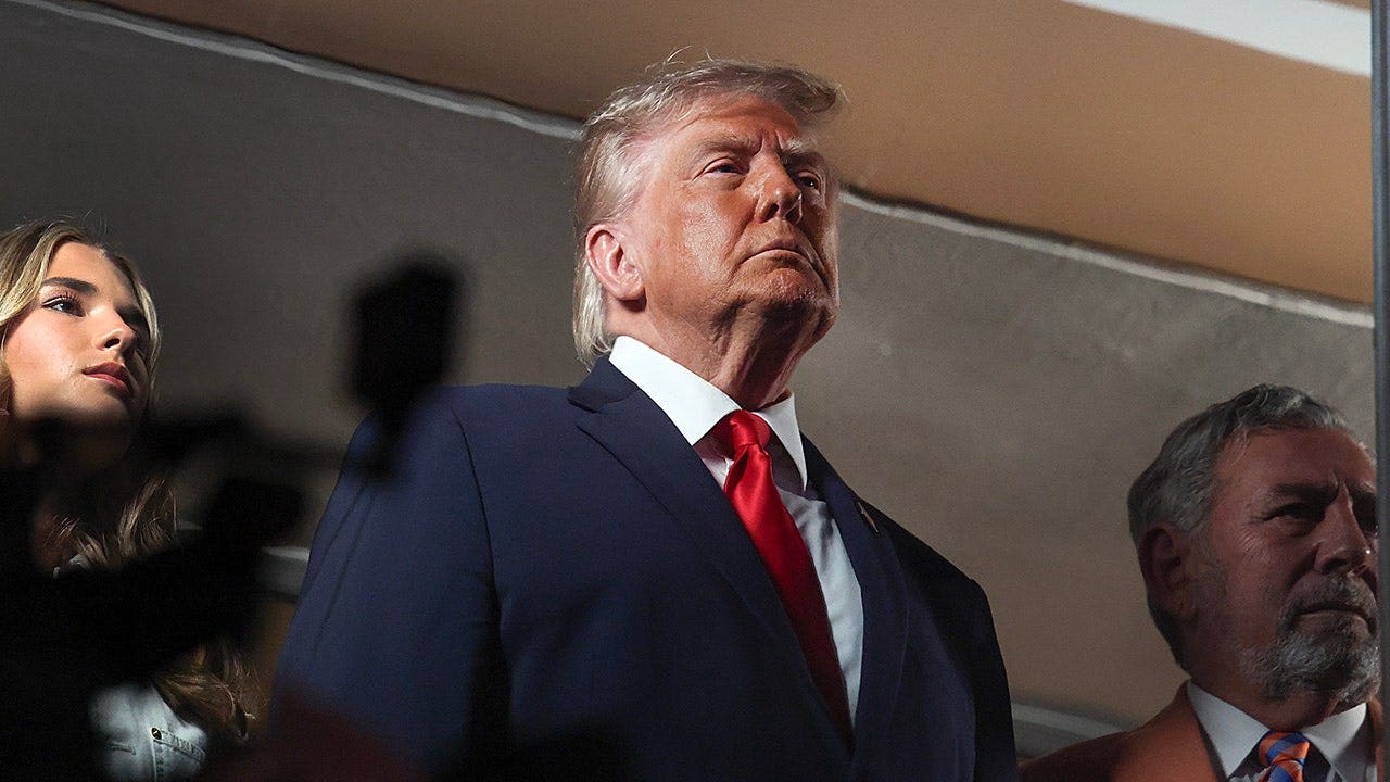 Multidão das finais da NBA no MSG dá reação mista a Trump durante o hino nacional
