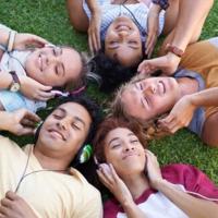 O alcance da rádio AM/FM com anúncios está crescendo entre os adolescentes. | História