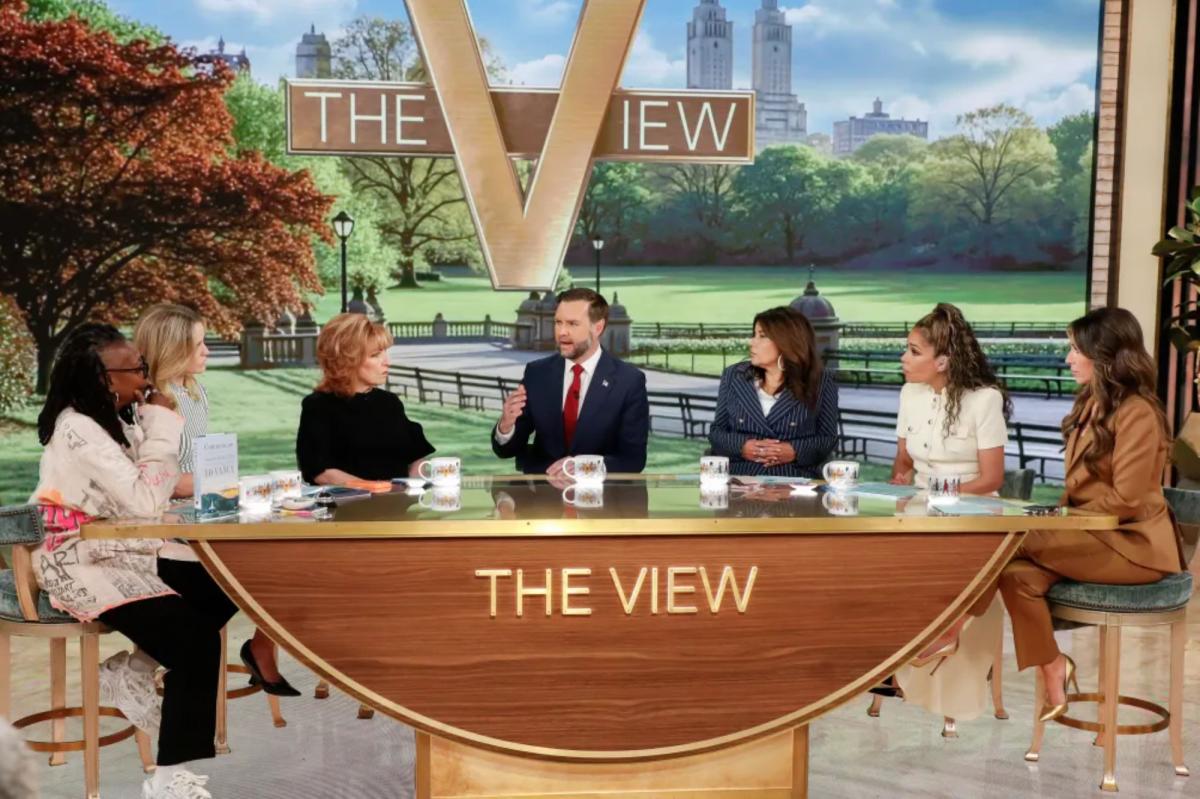 O co-apresentador de 'The View', Sunny Hostin, afirma que Joy Behar está 'apaixonada' por JD Vance