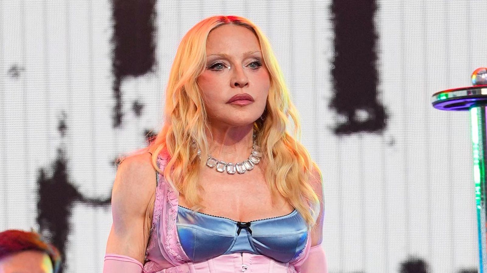 O novo single de Madonna se torna o primeiro de seu novo álbum a perder o primeiro lugar
