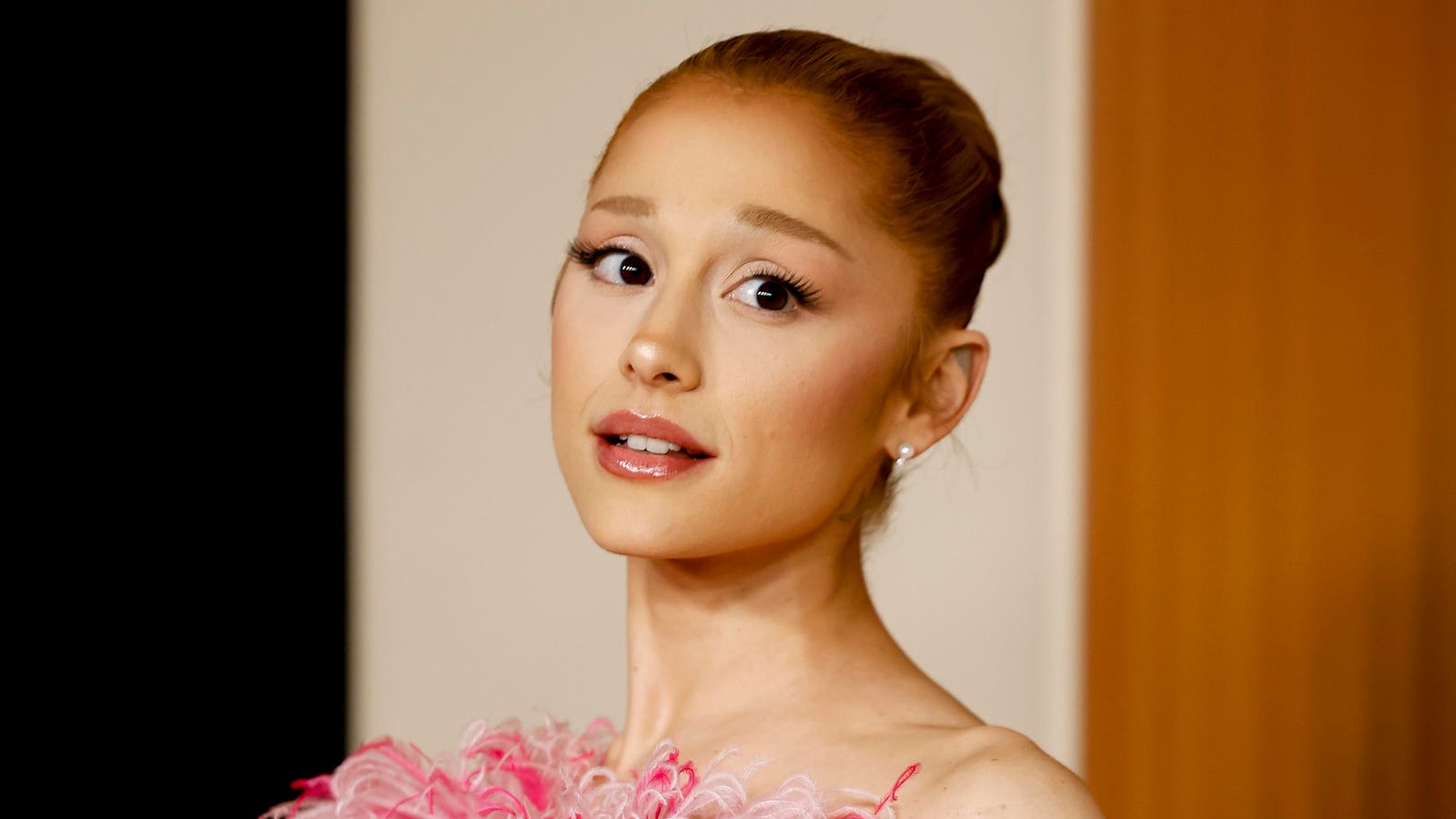 O single de uma década de Ariana Grande se torna um sucesso global