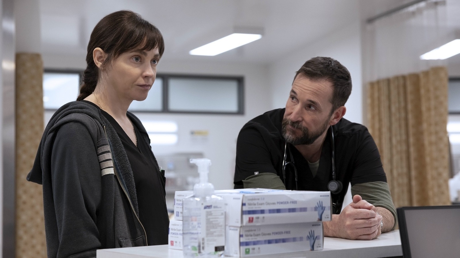O tema da 3ª temporada de Pitt provocado pela Dra. Cassie McKay - Entrevista com Fiona Dourif