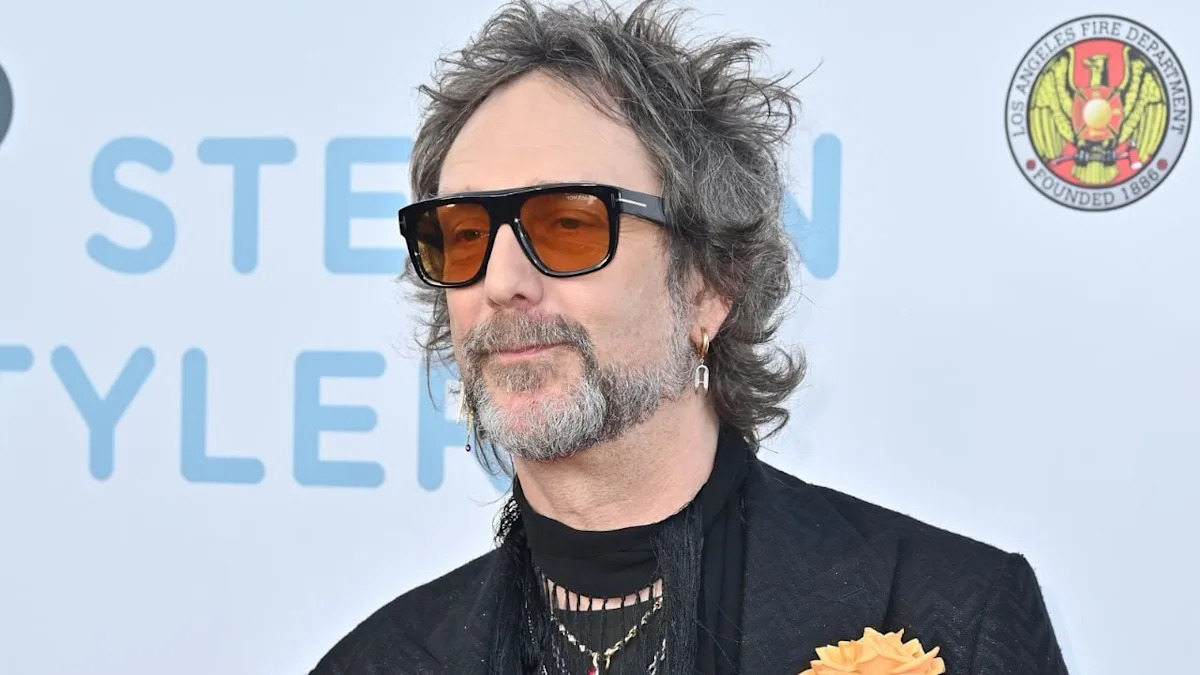 O vocalista do Black Crowes, Chris Robinson, transforma um canto de Tampa “EUA” em uma paralisação de concerto