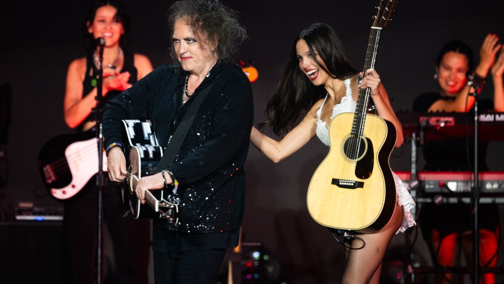 Olivia Rodrigo estreia dueto com Robert Smith, ‘What’s Wrong With Me