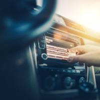Os motoristas ainda escolhem a transmissão de rádio em vez da transmissão no carro, conclui o estudo. | História