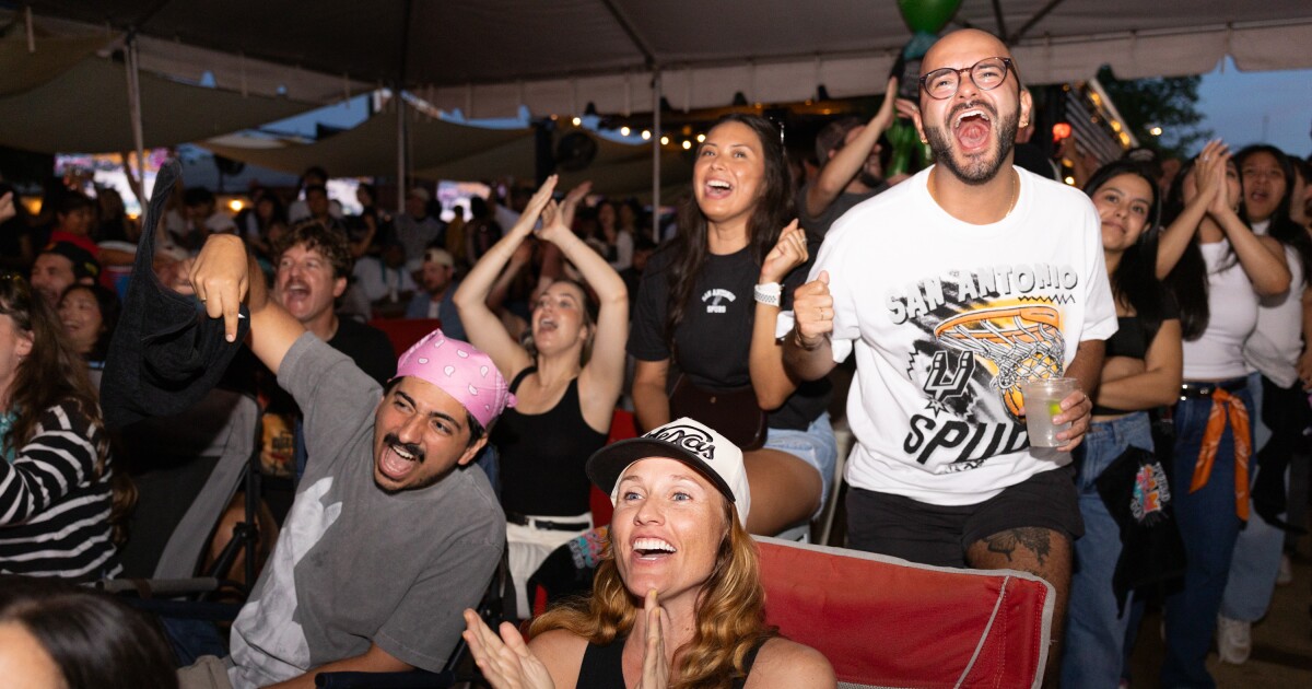 Os torcedores do Spurs em Austin fazem de tudo enquanto o time busca o campeonato