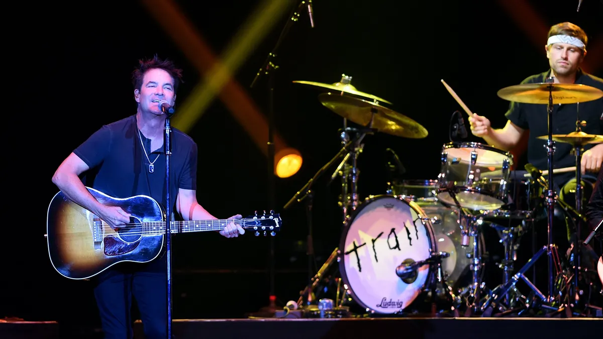 Pat Monahan do Train presta homenagem a Erie com 'Pennsylvania Turnpike'