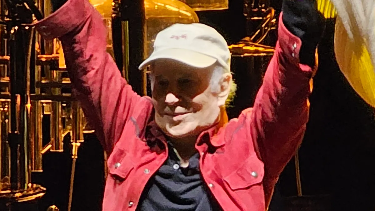 Paul Simon comemora 6 décadas de música no chuvoso Meadow Brook