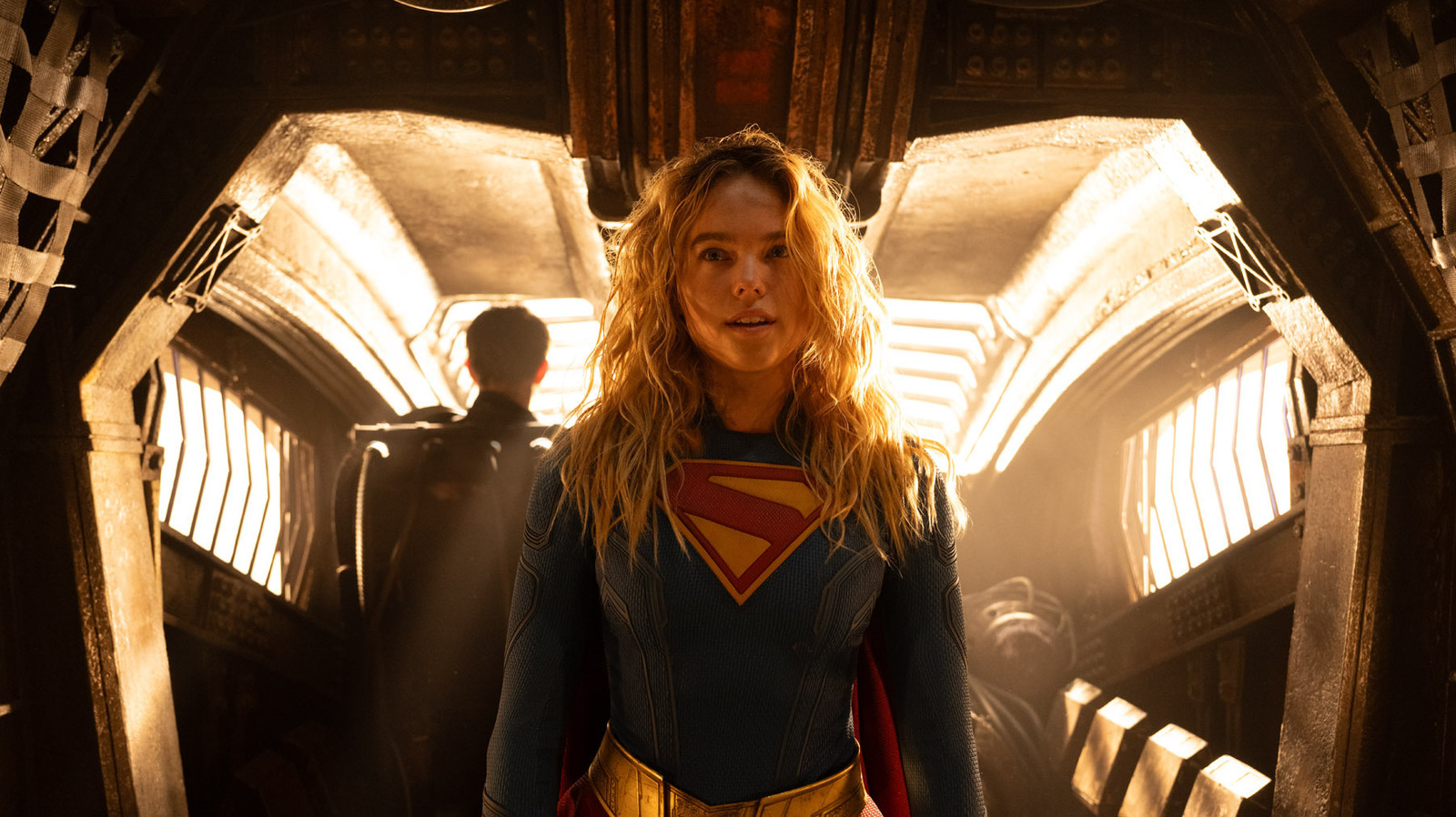 Por que a Supergirl quase não usa sua roupa de super-heroína em seu próprio filme [Set Visit]