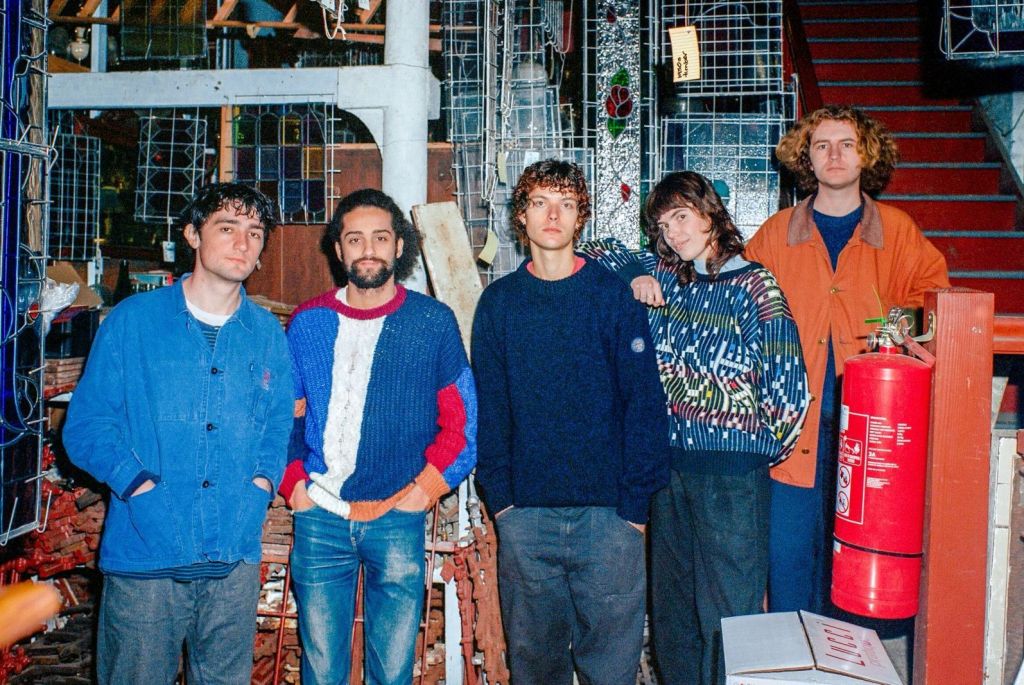 Qualquer jovem mecânico lança 'Modern Shoe', Talk Touring e novas músicas