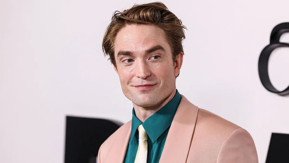 Robert Pattinson rebate críticas ao seu físico de “Batman” e revela 11 semanas de filmagens noturnas