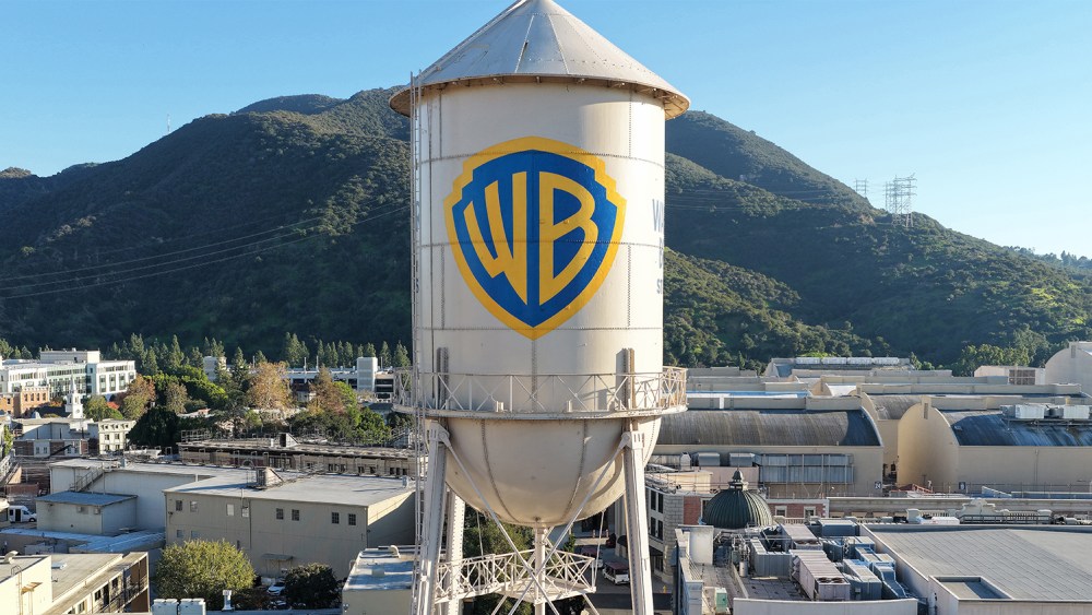 Senadores democratas pedem que a FCC impeça o fechamento da fusão Paramount-Warner Bros. até que a revisão do investimento estrangeiro do acordo seja concluída