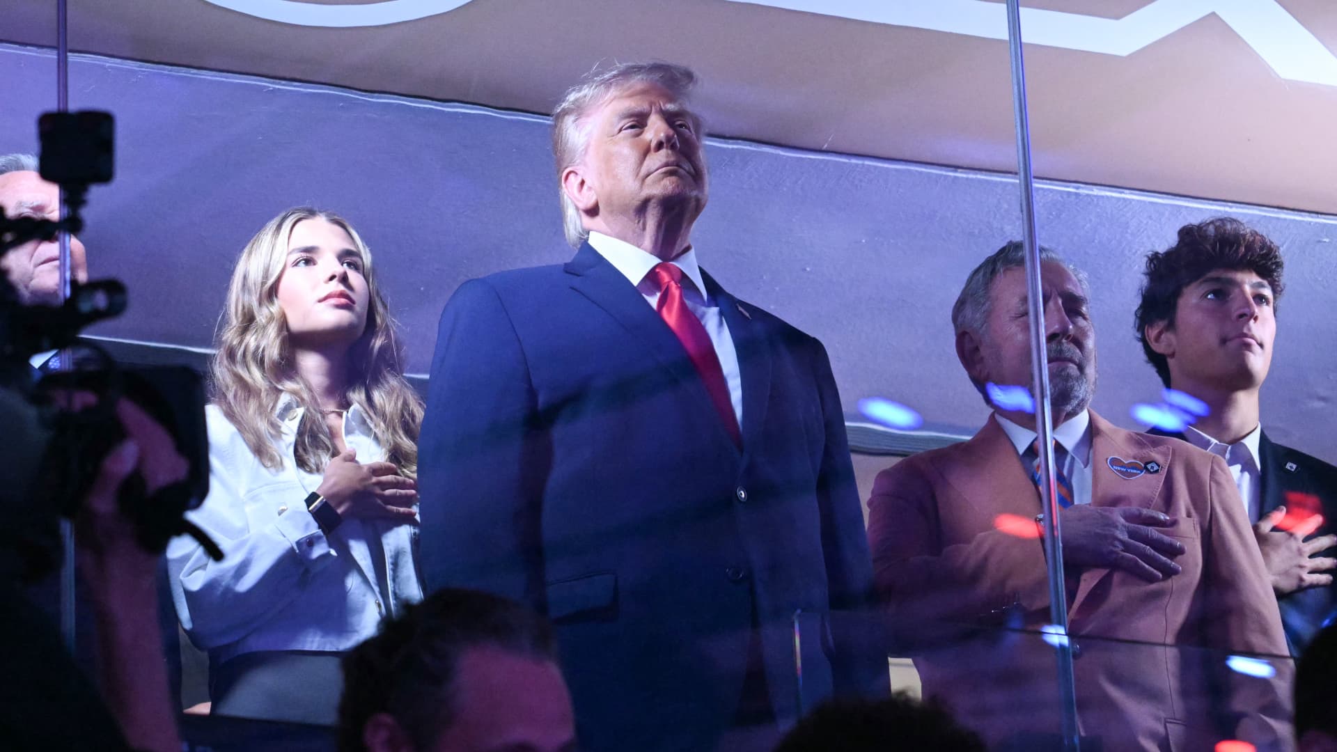 Trump vaiado, Knicks perde para o Spurs no Madison Square Garden