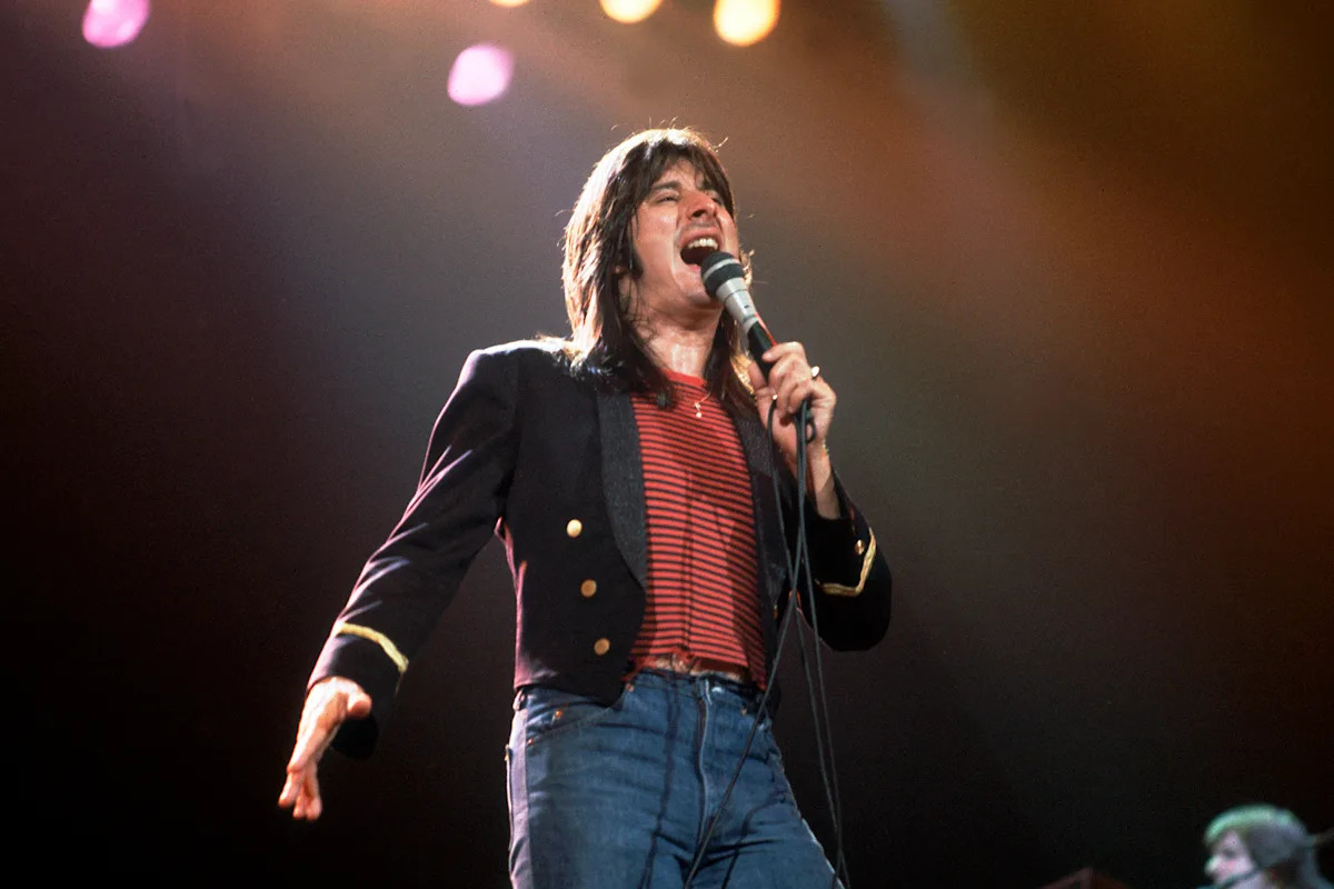 Veja Journey tocar 'Don't Stop Believin'' ao longo de quatro décadas - de Steve Perry a Snoop Dogg