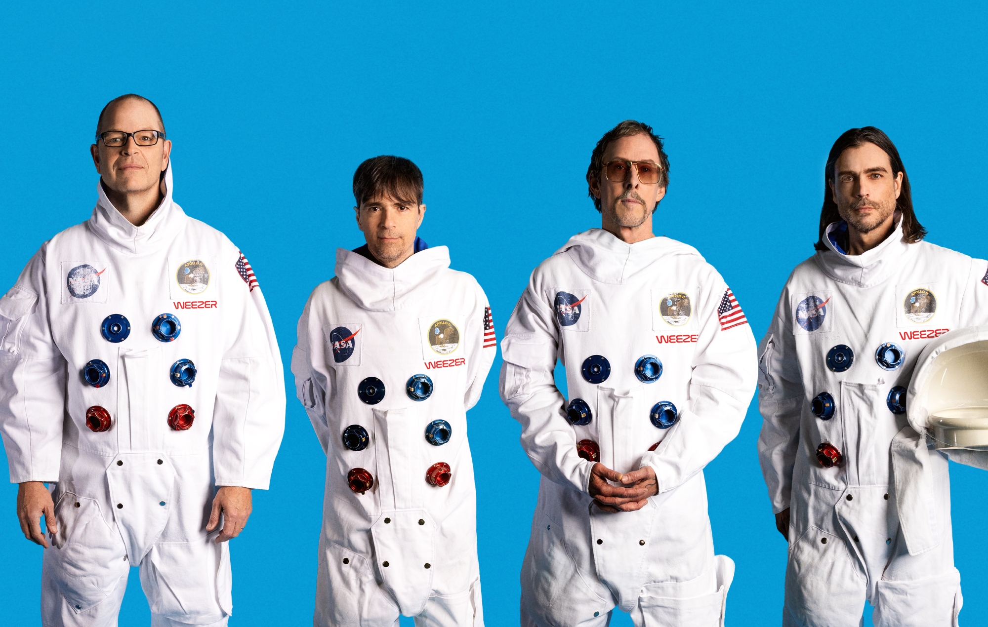 Weezer anuncia 'The Gold Album' com o triste single 'We Might As Well Be Strangers' com Karly Hartzman de quarta-feira