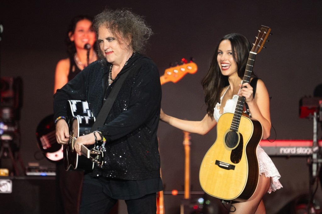 'What's Wrong With Me': Olivia Rodrigo e Robert Smith estreiam dueto ao vivo