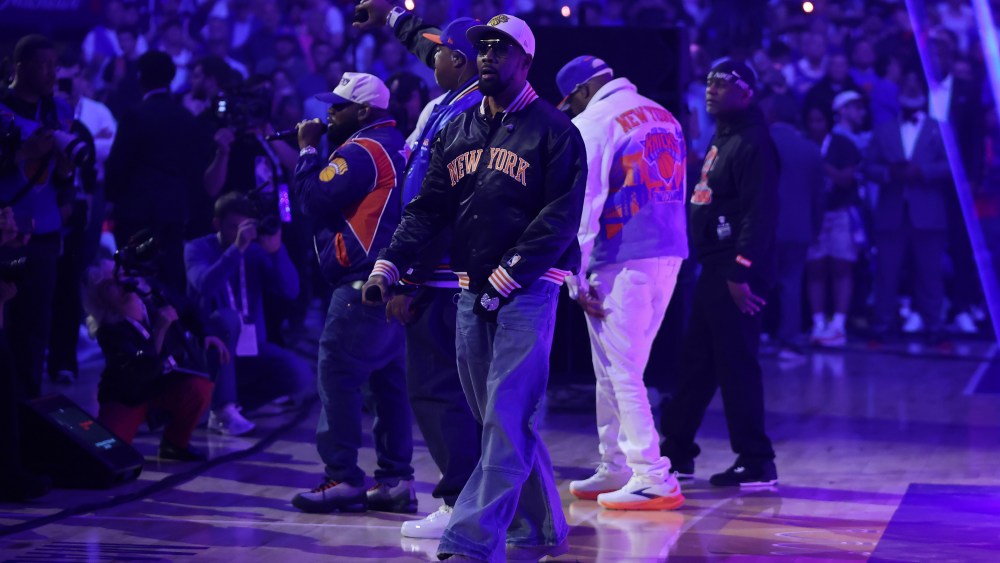 Wu-Tang Clan e Fat Joe Rappers de Nova York comemoram a vitória no campeonato dos Knicks